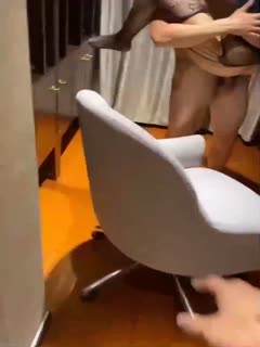 老婆操着操着直接被单男架起来边走边操，真猛啊